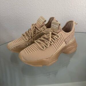 Brand new w/o box 
Size 8
Steve Madden maxima sneakers 
Tan 
Open to offers!